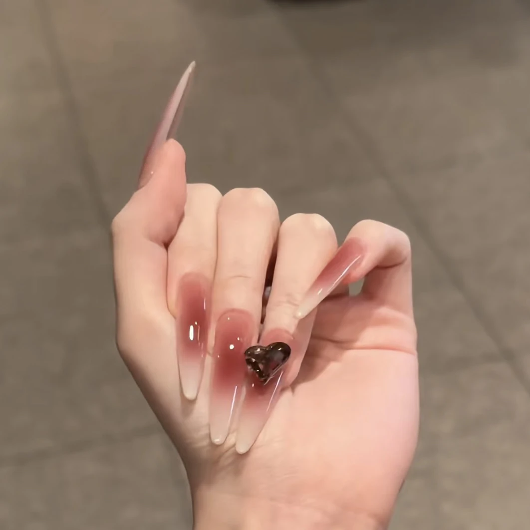 水蜜桃纯欲腮红渐变桃心杏仁长款穿戴甲显白有高级感多巴胺风格