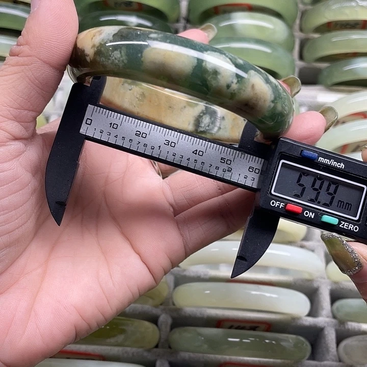 蛇纹石玉未镶嵌手镯125