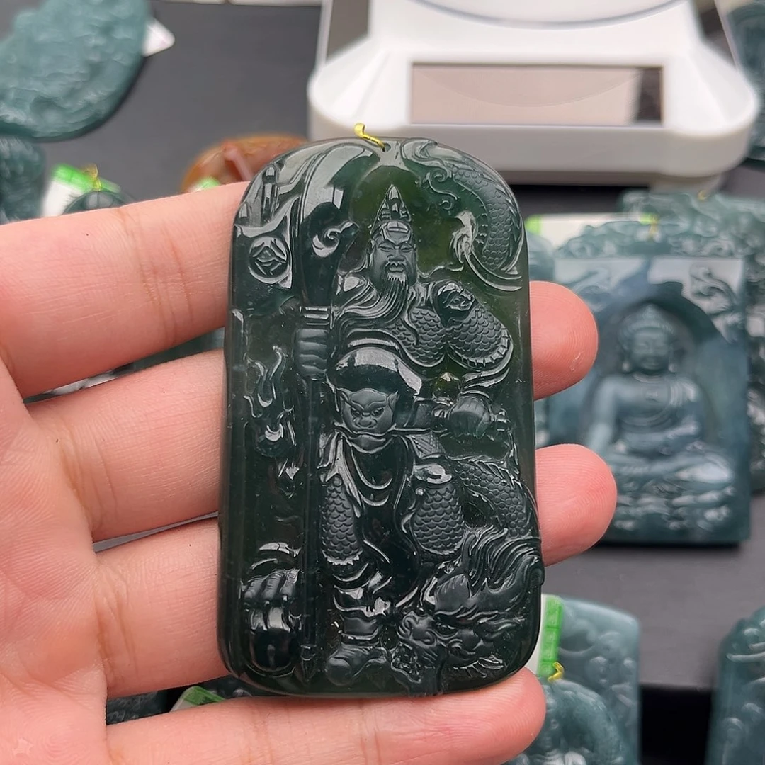 翡翠未镶嵌颈饰关公