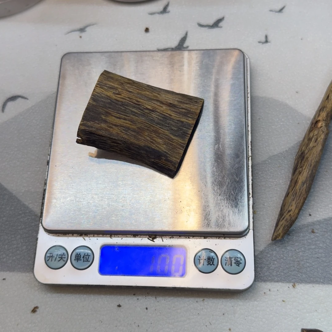 咋***呼木奇楠沉水蓝宝石10克