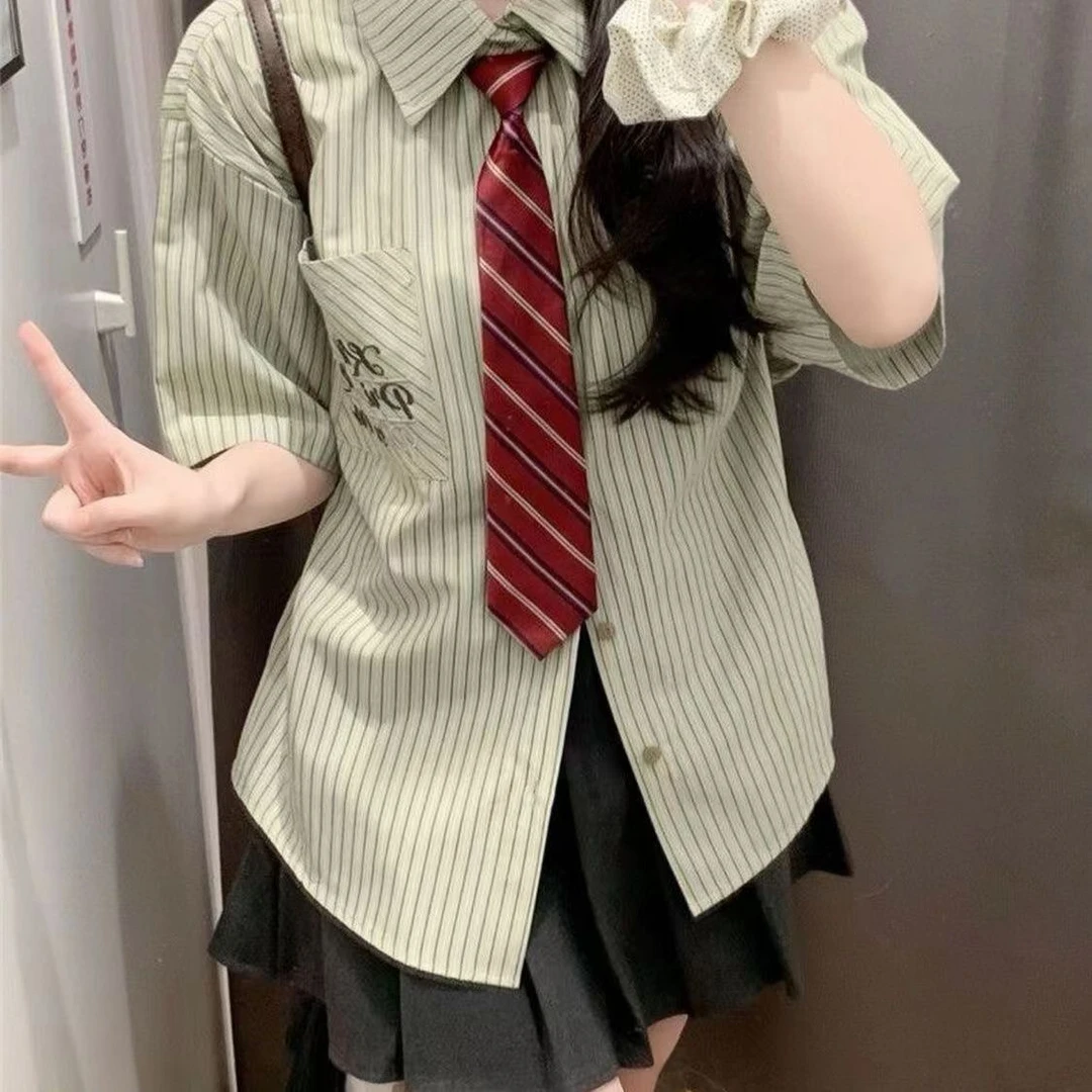学院风绿色条纹polo领衬衫+深灰百褶裙套装