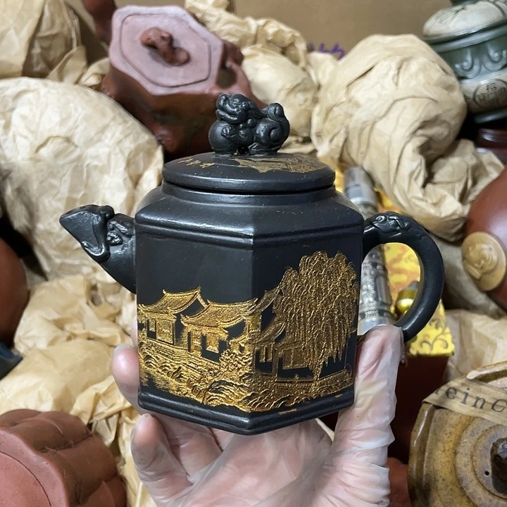 茶壶紫砂矿泥料手工制作的一把紫砂壶。