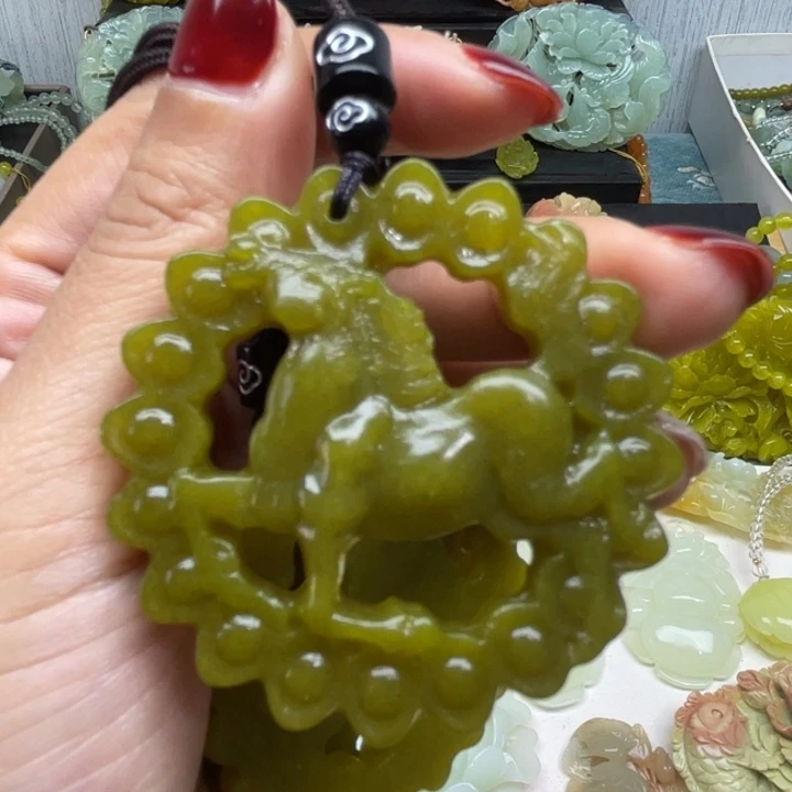 蛇纹石玉未镶嵌颈饰