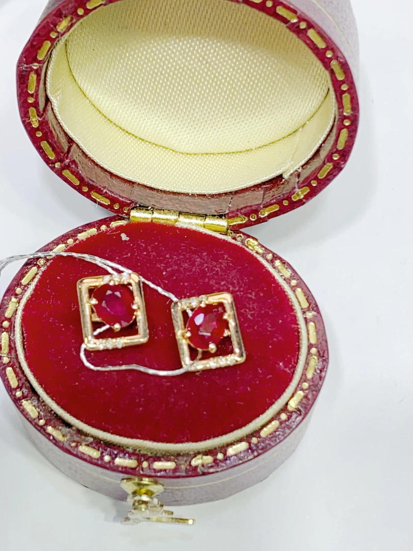 18K金镶嵌红宝石耳饰