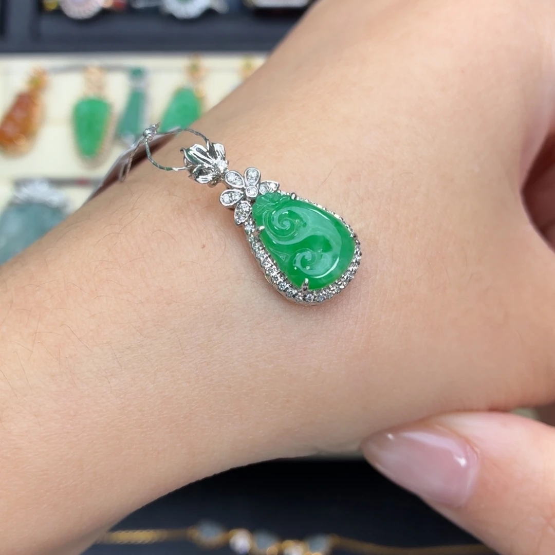 翡翠18K金镶嵌颈饰