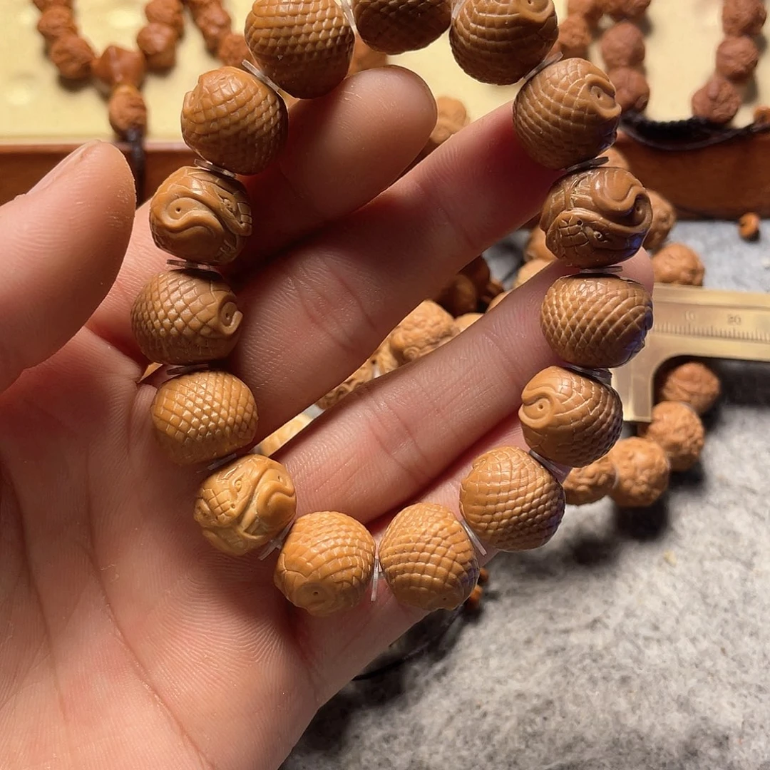 猴头核桃雕刻蛇球