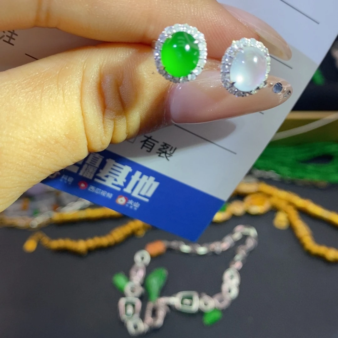 是***呀颈饰18K金镶嵌翡翠基地发货。假一赔三