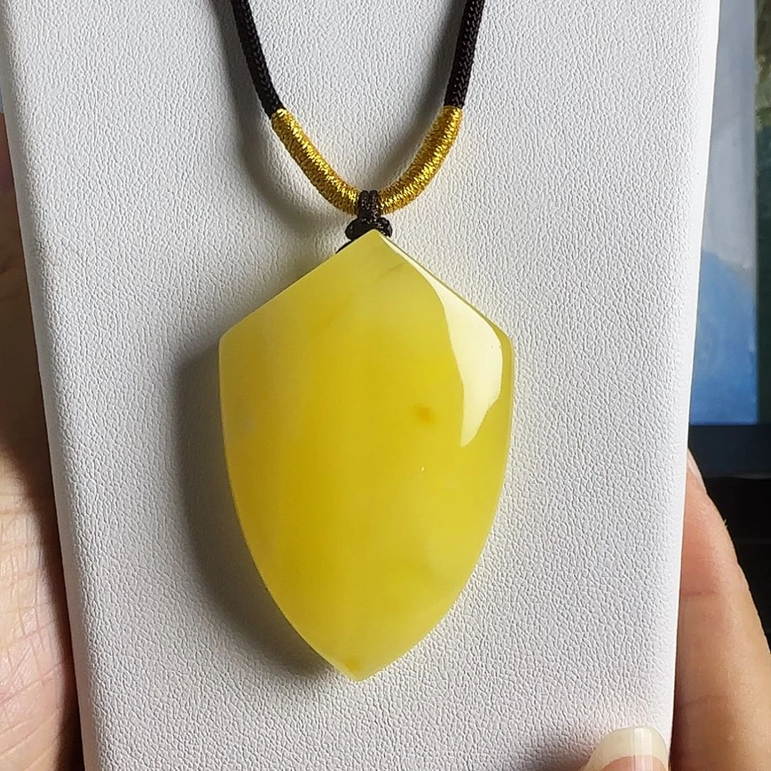 蜜蜡未镶嵌颈饰金白盾牌