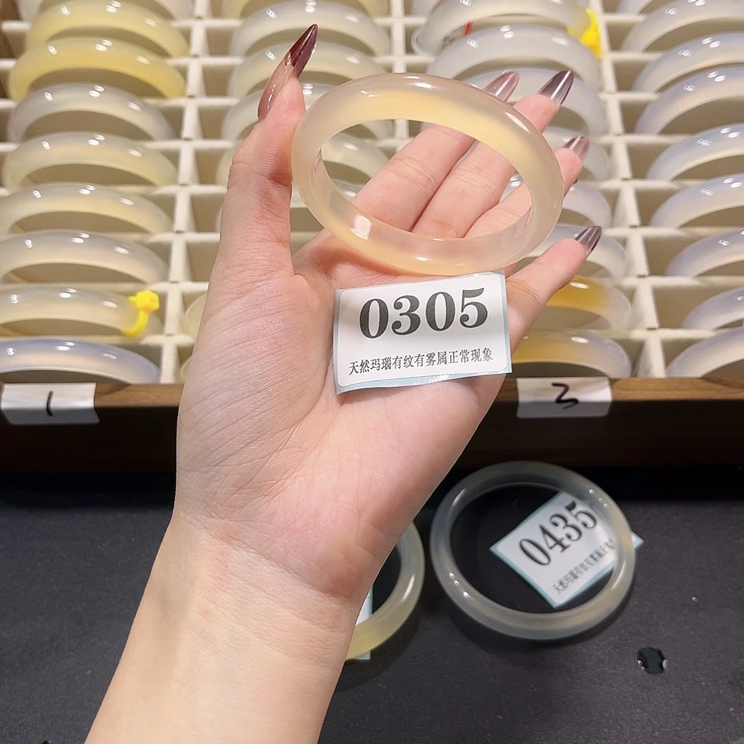 哆***梦玛瑙/玉髓未镶嵌手镯