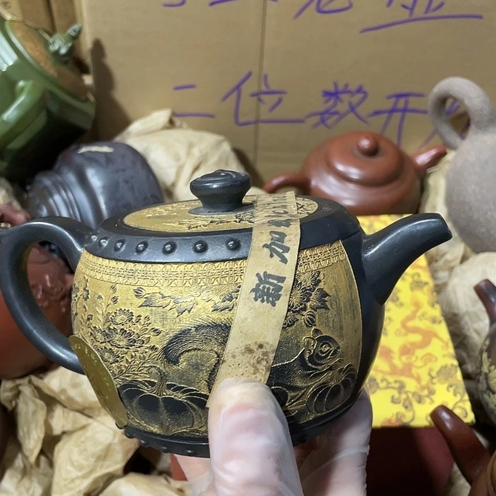 茶壶紫砂矿泥料，手工制作的一把紫砂壶。