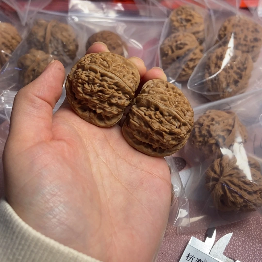 吊坠桃核白狮子188