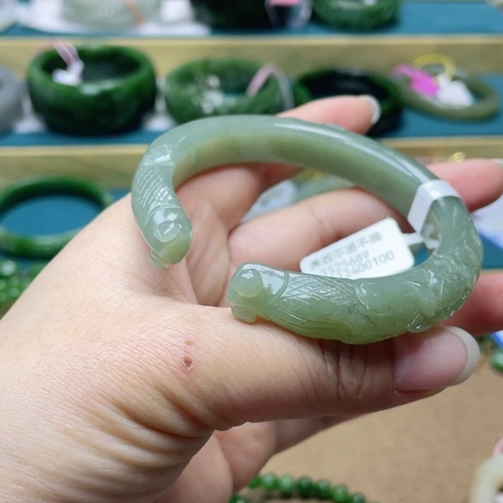 和田玉手镯58圈口。编号114未镶嵌