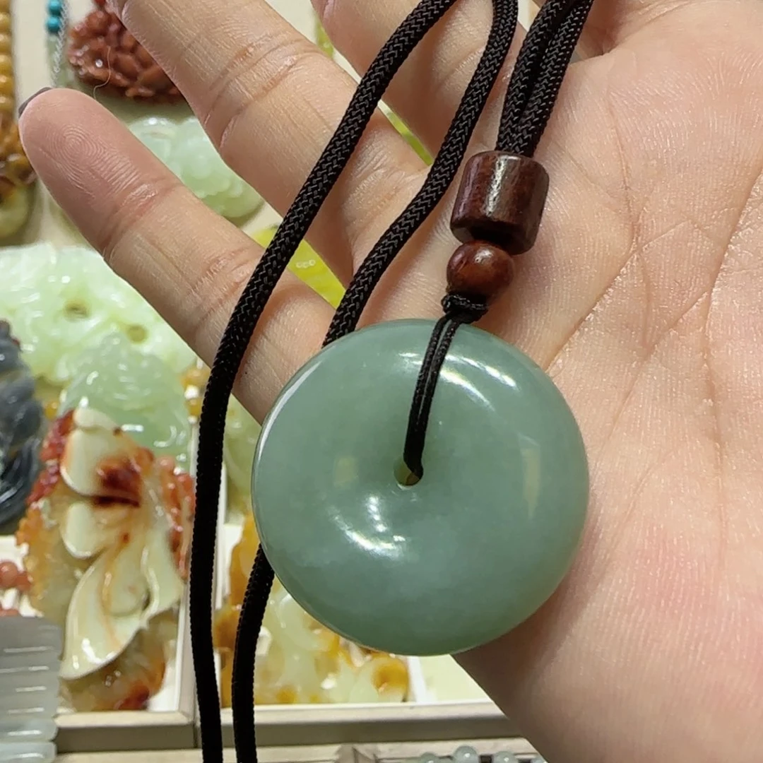 未镶嵌蛇纹石玉吊坠