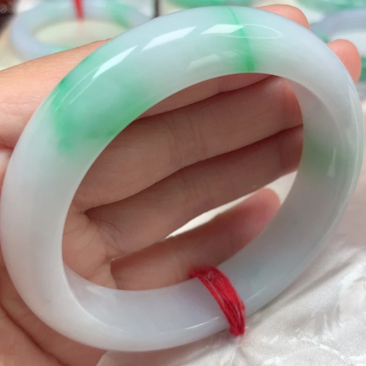翡翠手镯未镶嵌白底青
