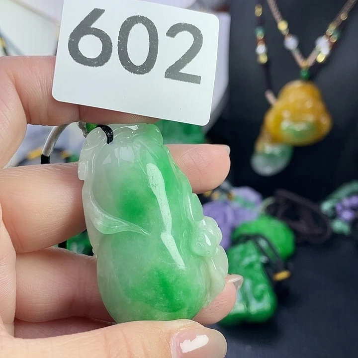 翡翠未镶嵌吊坠(赠链)