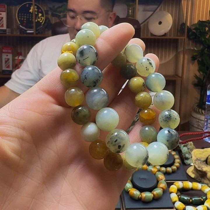 蛇纹石玉颈饰未镶嵌