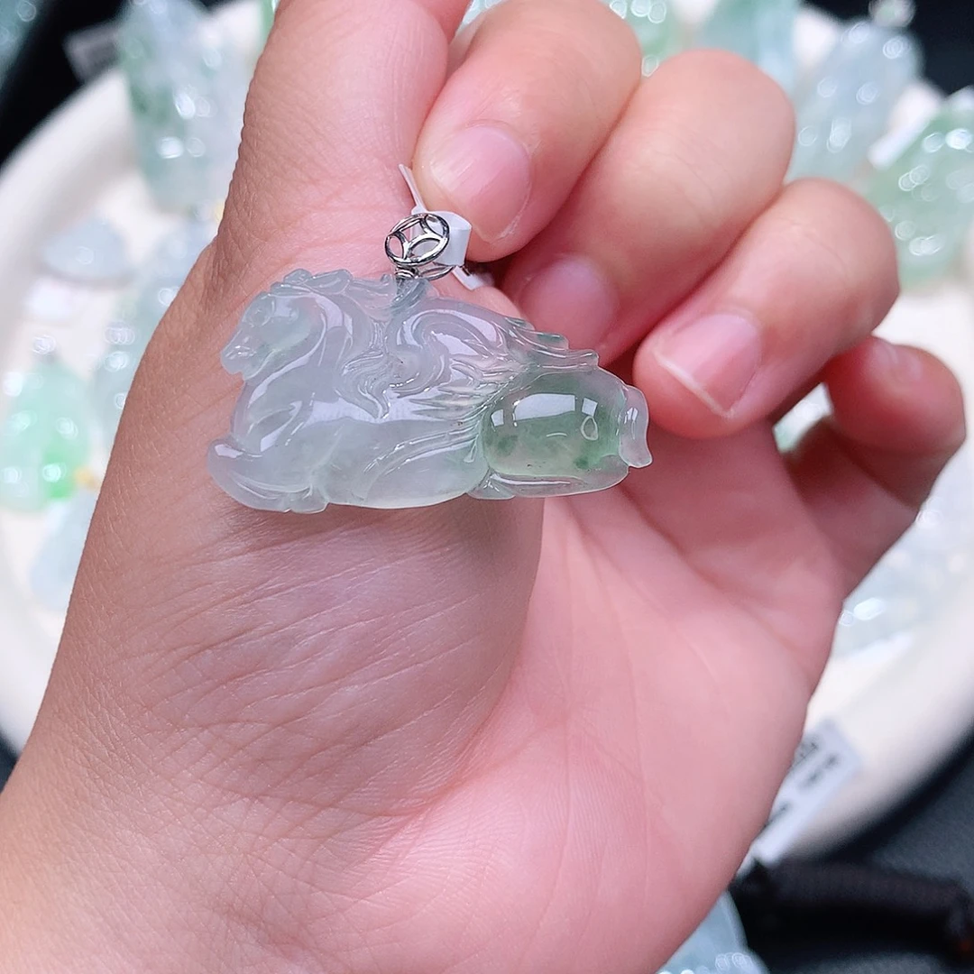 翡翠18K金镶嵌颈饰冰飘绿飞马18-34-5.5如