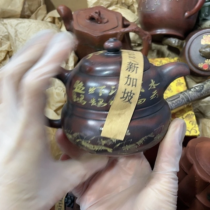 茶壶紫砂原矿泥料，手工制作的一把紫砂壶。