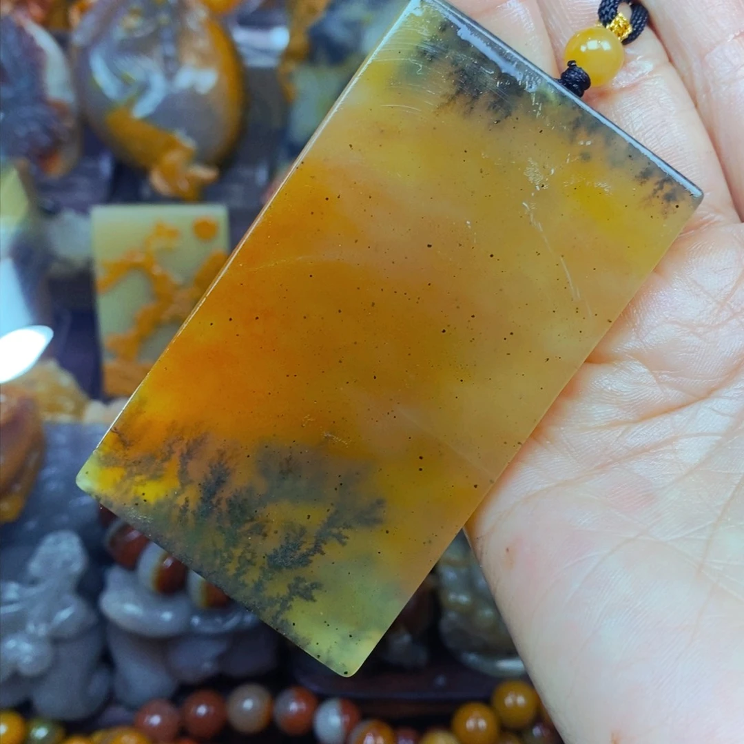 未镶嵌石英质玉（黄龙玉）颈饰