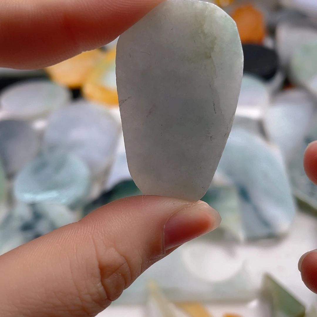 颈饰未镶嵌翡翠。