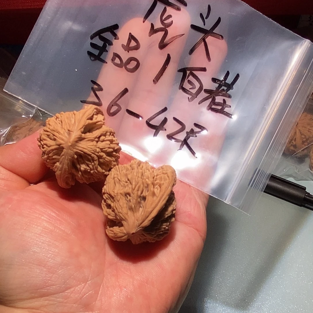 吊坠桃核虎头、全品、白茬
