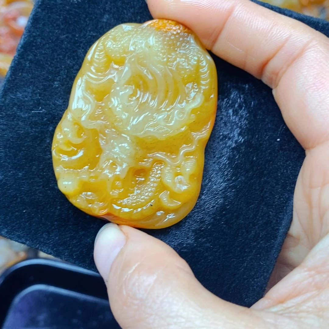 未镶嵌石英质玉（黄龙玉）颈饰