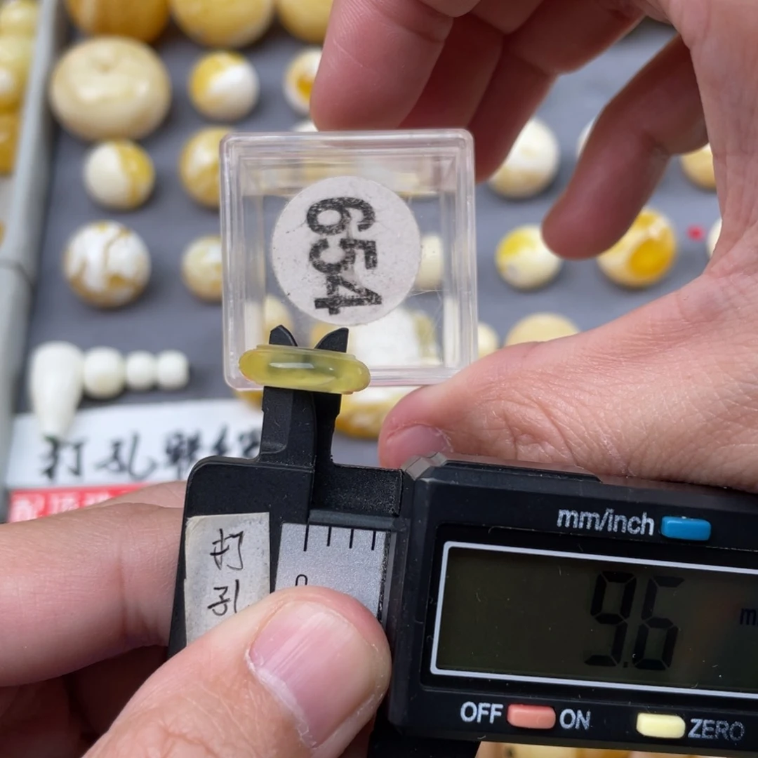 蜜蜡珠宝奇石未镶嵌