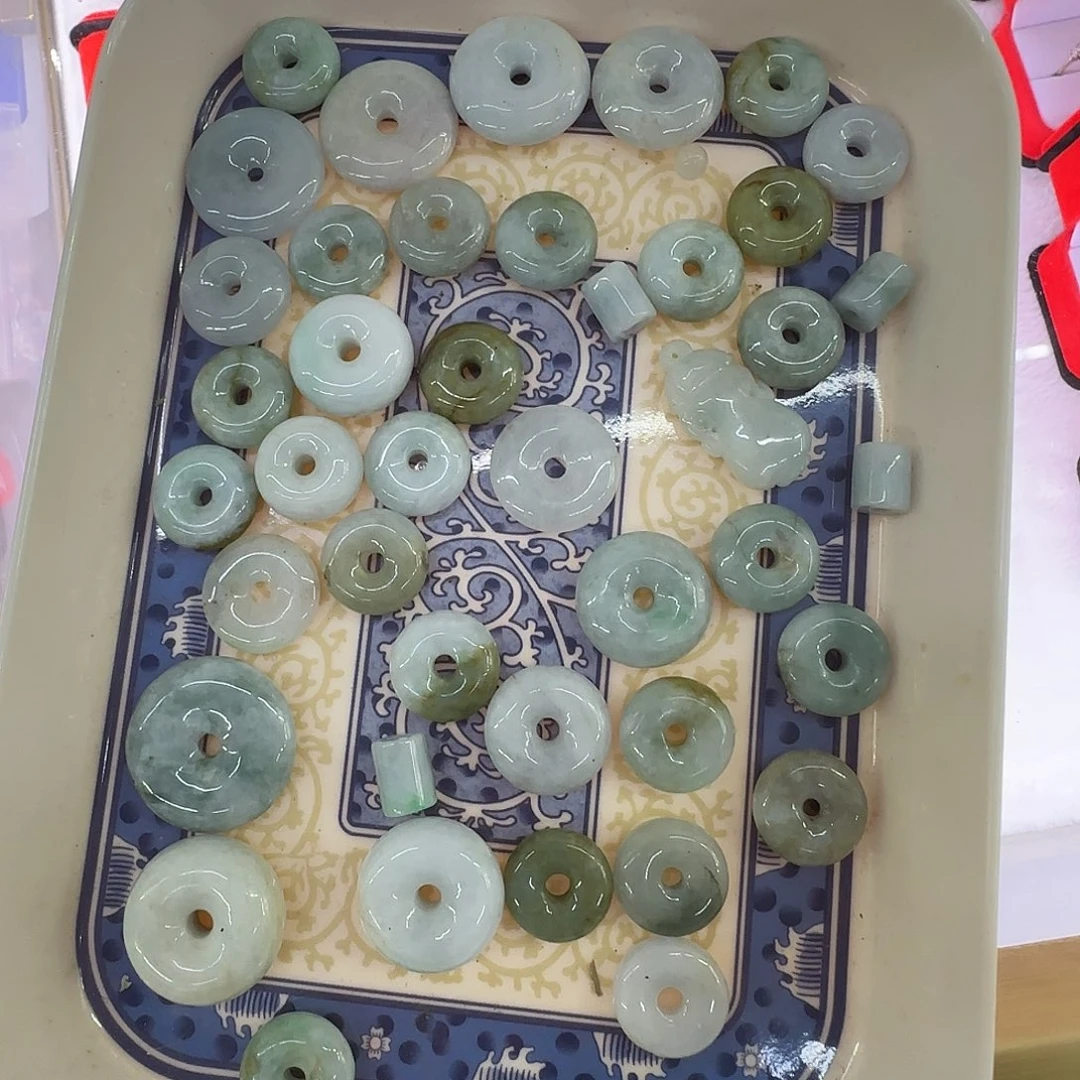 翡翠未镶嵌颈饰平安扣