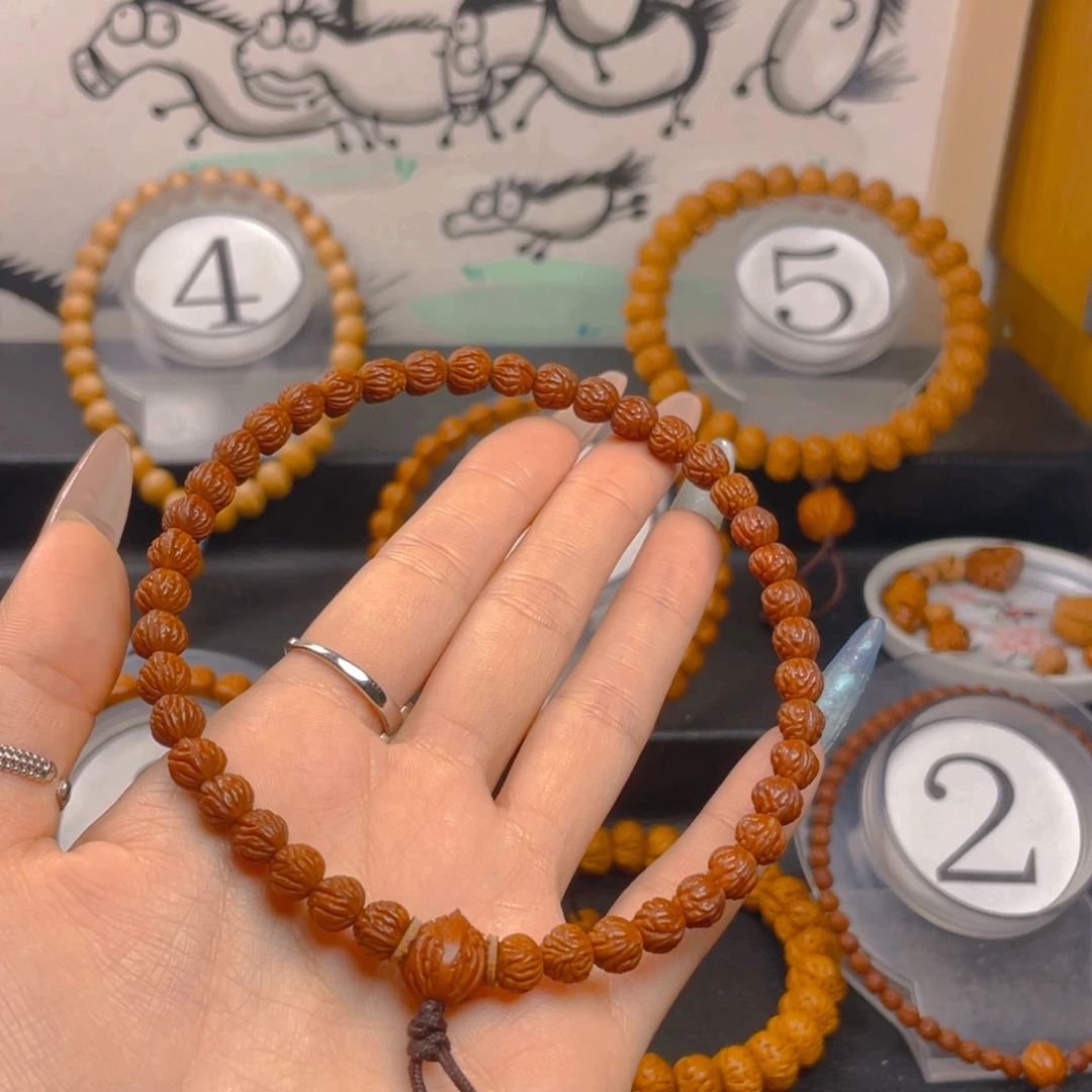 L***G桃核吊坠0.77777777777