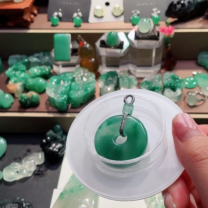 石英质玉吊坠未镶嵌