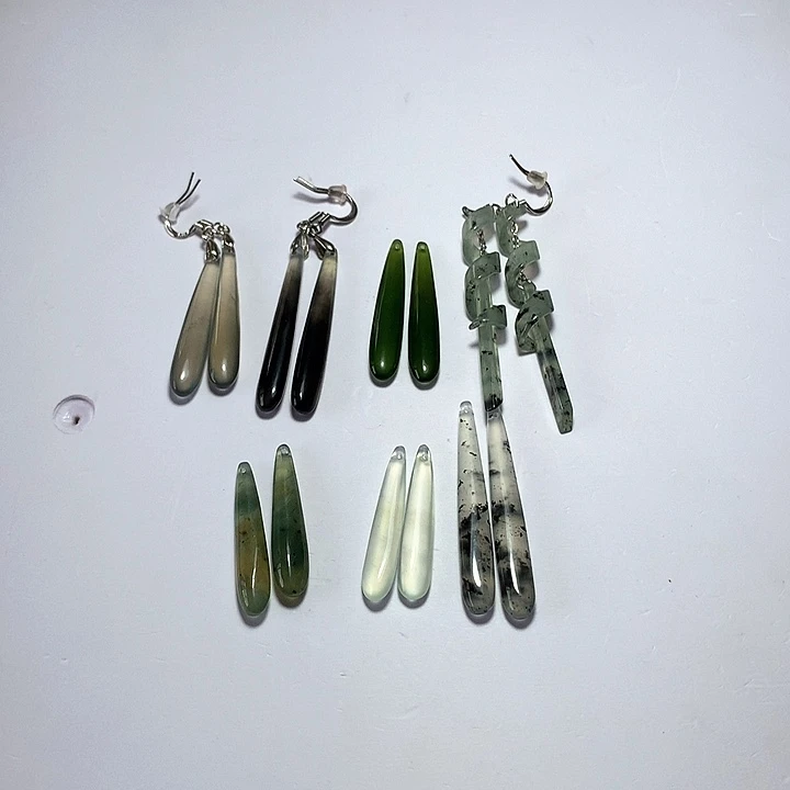 慕***璃蛇纹石玉未镶嵌耳环随机发一个