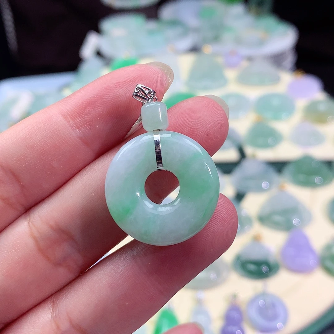 翡翠18K金镶嵌颈饰甜甜圈