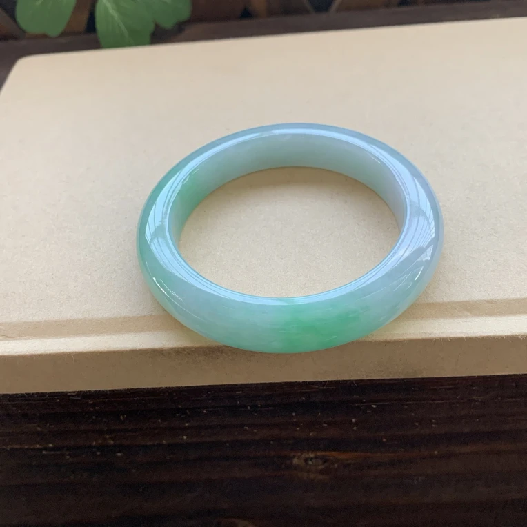 冰润细腻冰绿手镯，特价29800圈口58.7-12.4-10.3，天然翡翠缅A完美