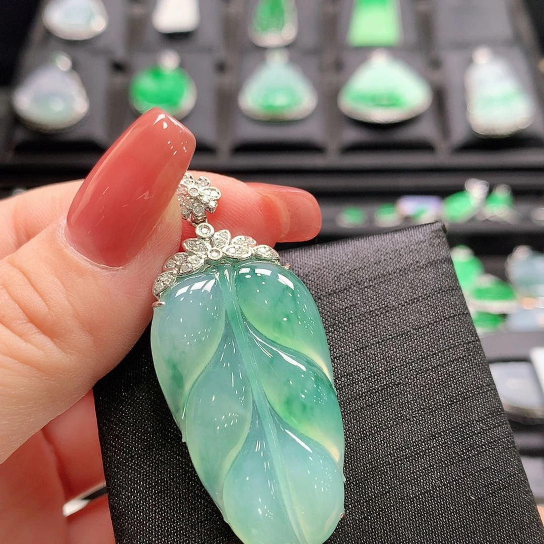 翡翠18K金镶嵌颈饰叶子