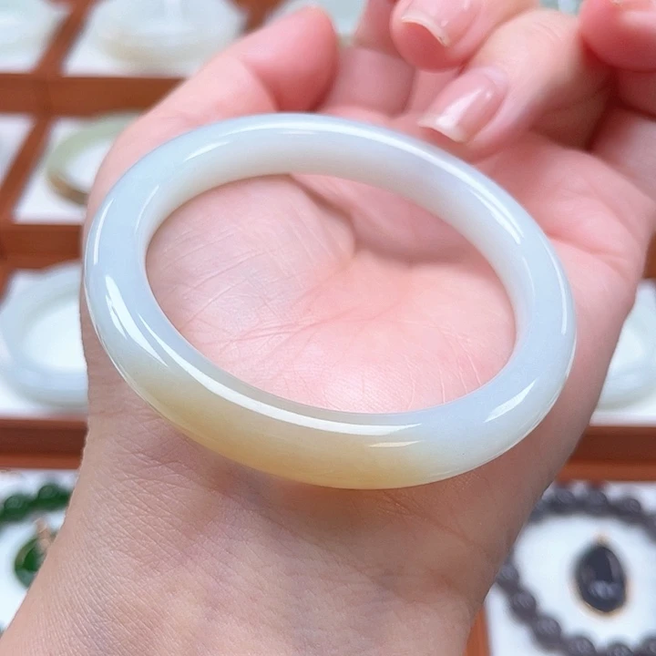 和田玉未镶嵌手镯