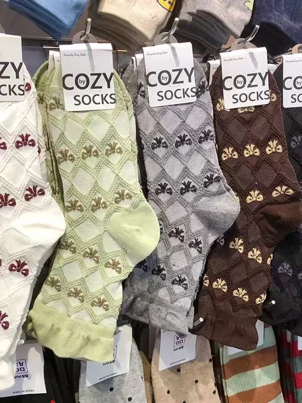 然宝家韩国东大门COZY女袜浮雕菱形格蝴蝶结中筒甜美木耳边棉袜