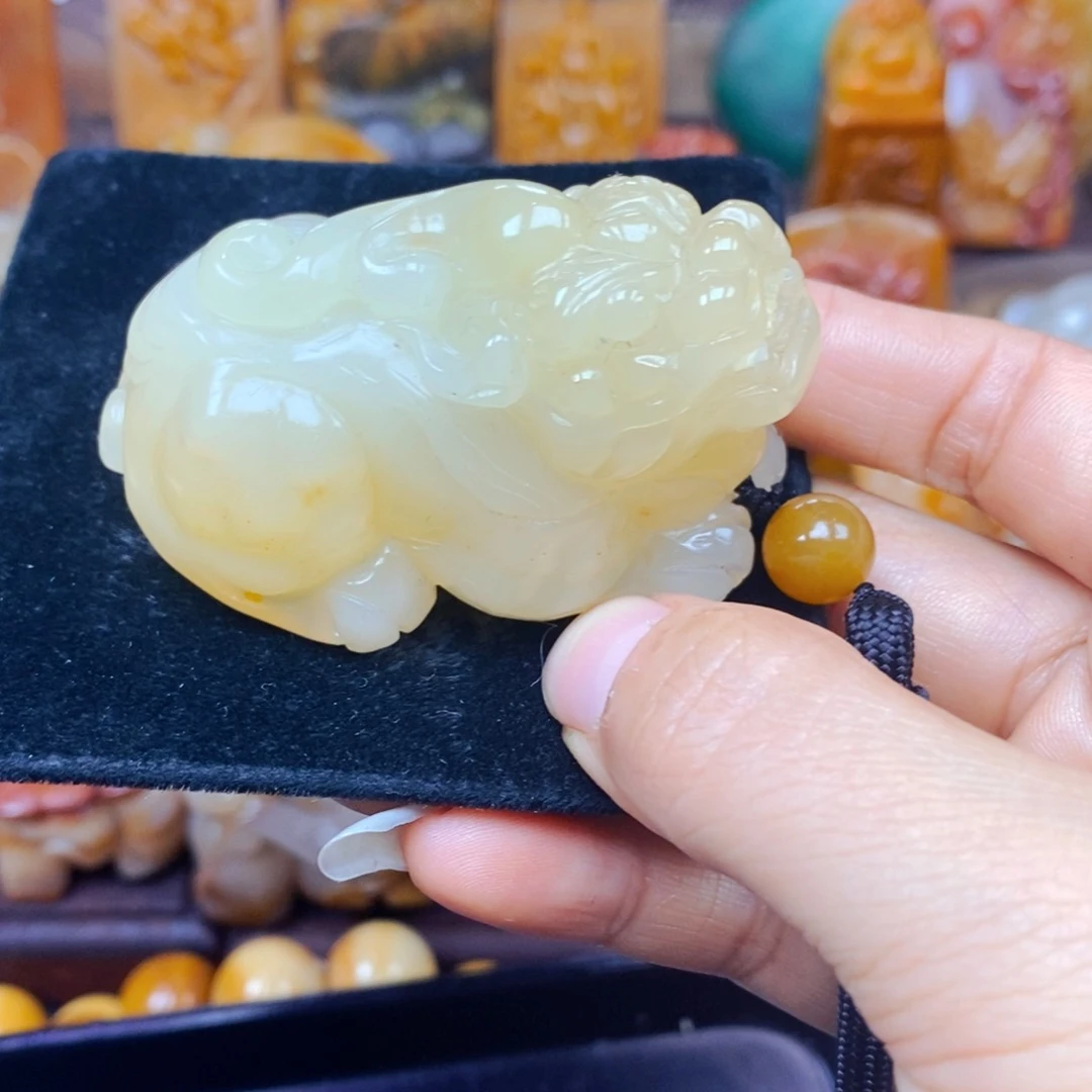 未镶嵌石英质玉（黄龙玉）颈饰