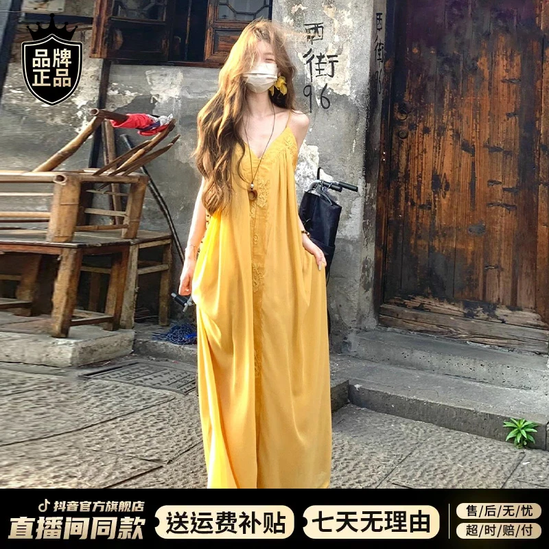法式黄色吊带连衣裙子女夏季2025新款爆款小个子轻奢度假穿搭长裙