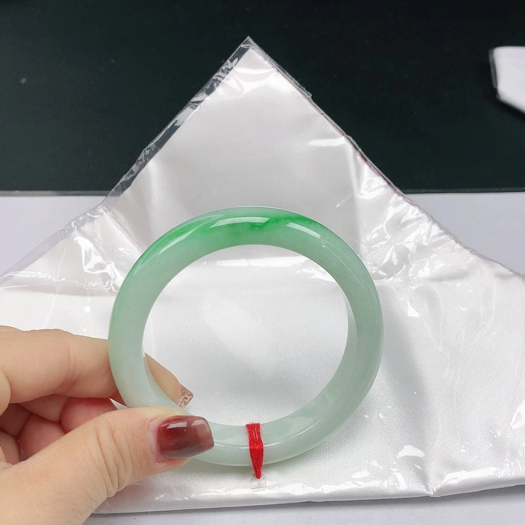 翡翠手镯未镶嵌于***?翡翠531