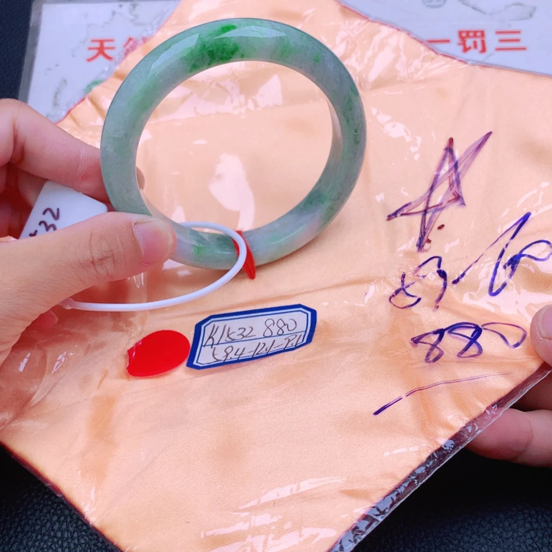 翡翠手镯未镶嵌我