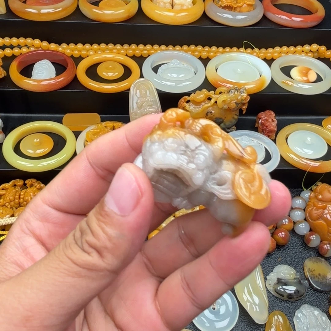 石英质玉（黄龙玉）未镶嵌颈饰