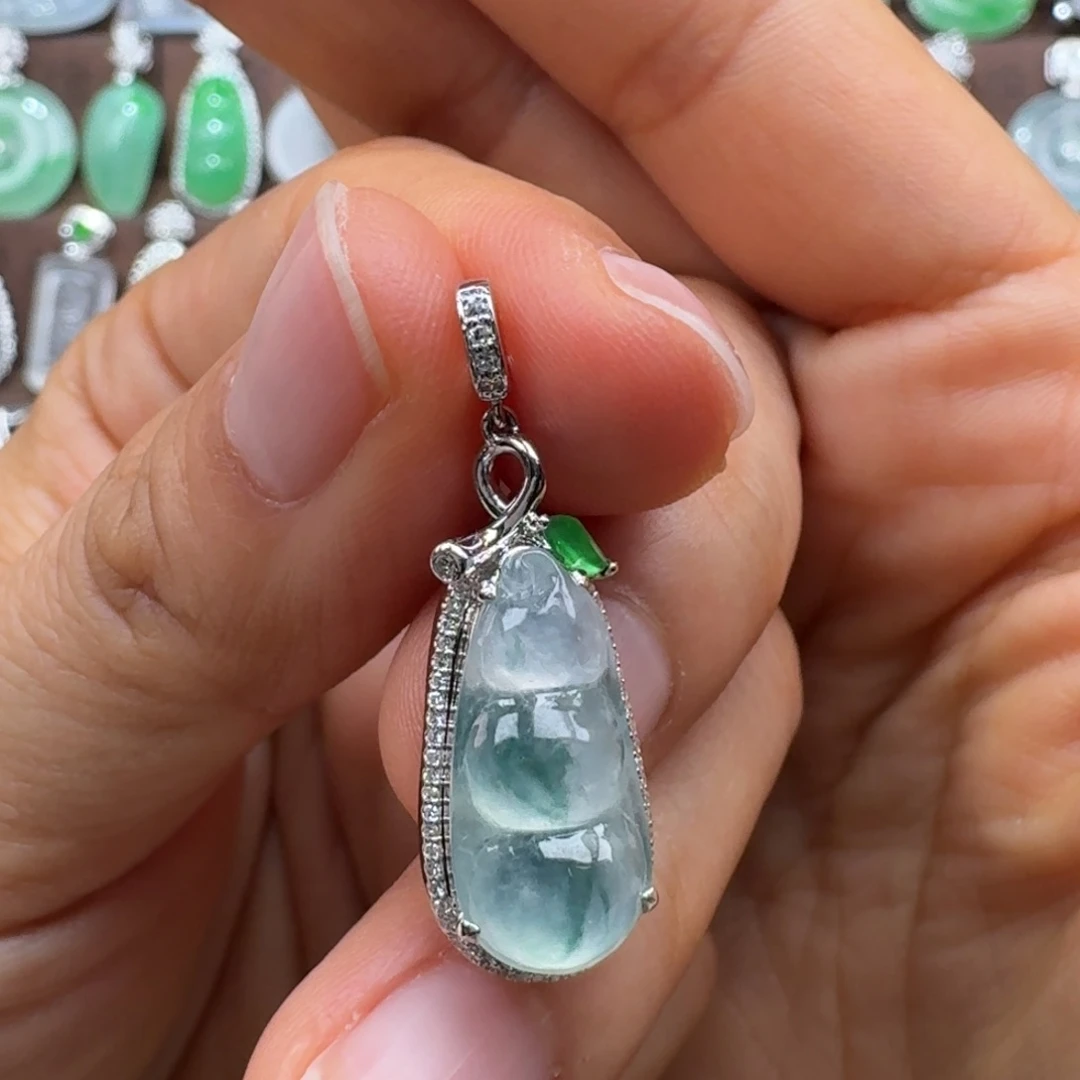 翡翠18K金镶嵌吊坠(赠链)高冰蓝花福豆