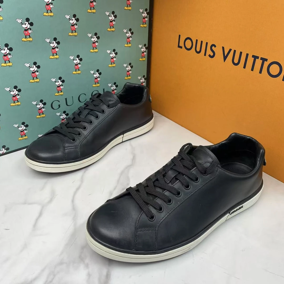 95新 Prada/普拉达 黑色皮革三角标后跟潮流百搭舒适板鞋/41码