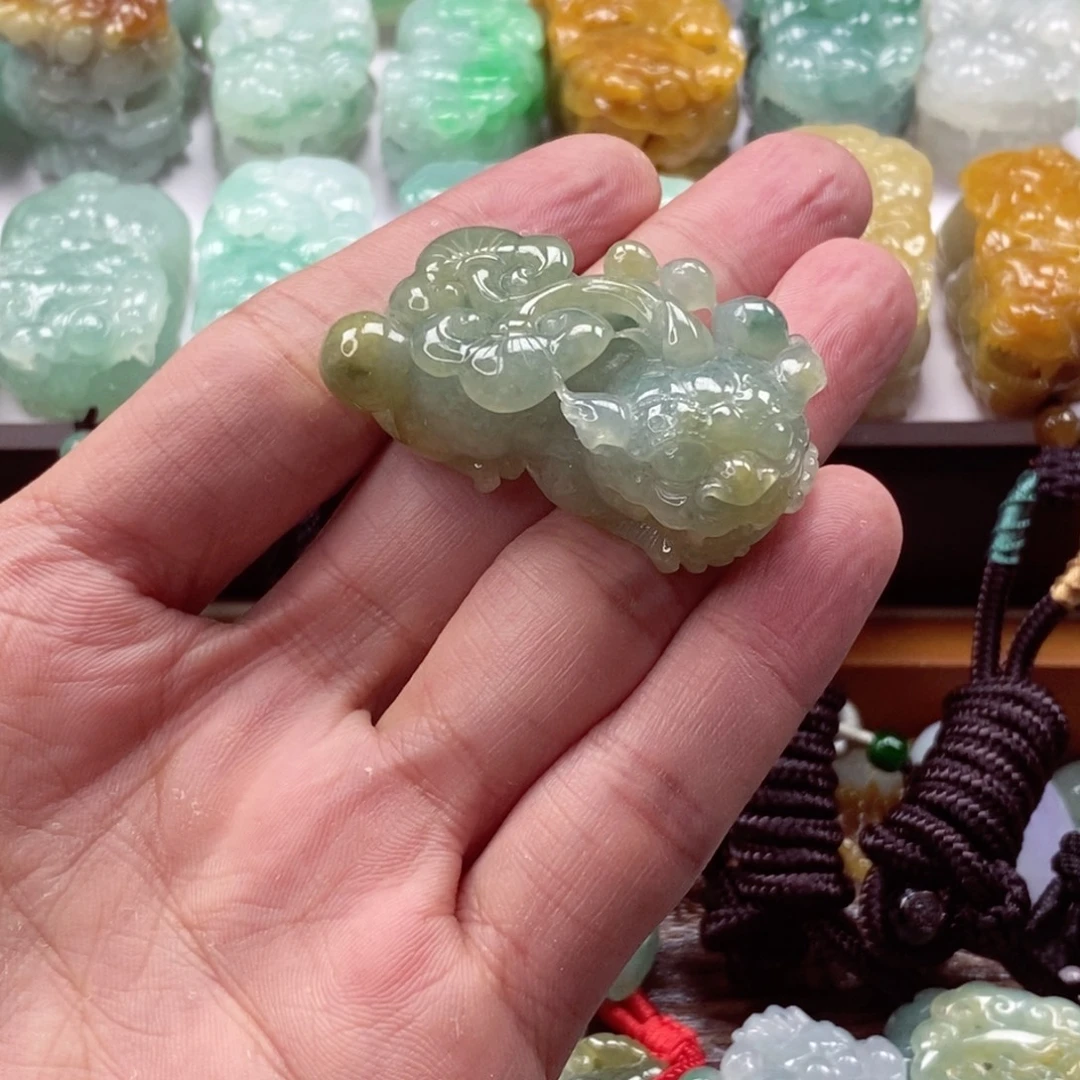 翡翠未镶嵌颈饰貔貅