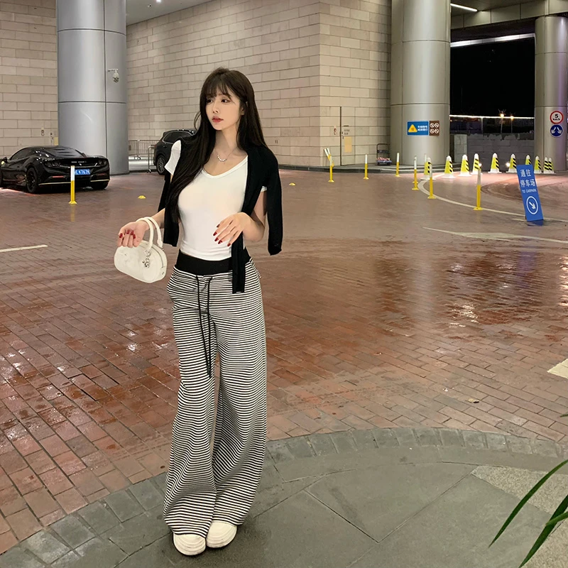 Liuu嘻嘻阿纯色短袖上衣女春夏V领打底内搭外穿显瘦基础百搭T袖