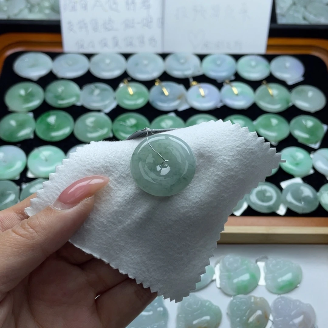 翡翠颈饰未镶嵌平安扣