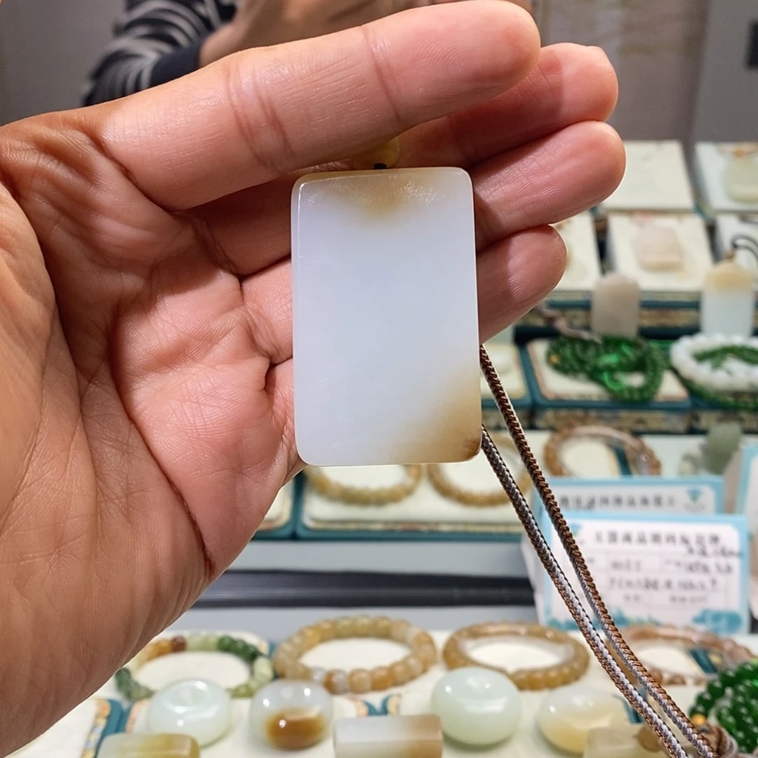 少***昏和田玉未镶嵌颈饰