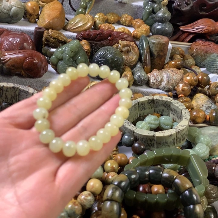 未镶嵌岫岩河磨玉（透闪石质玉）把件