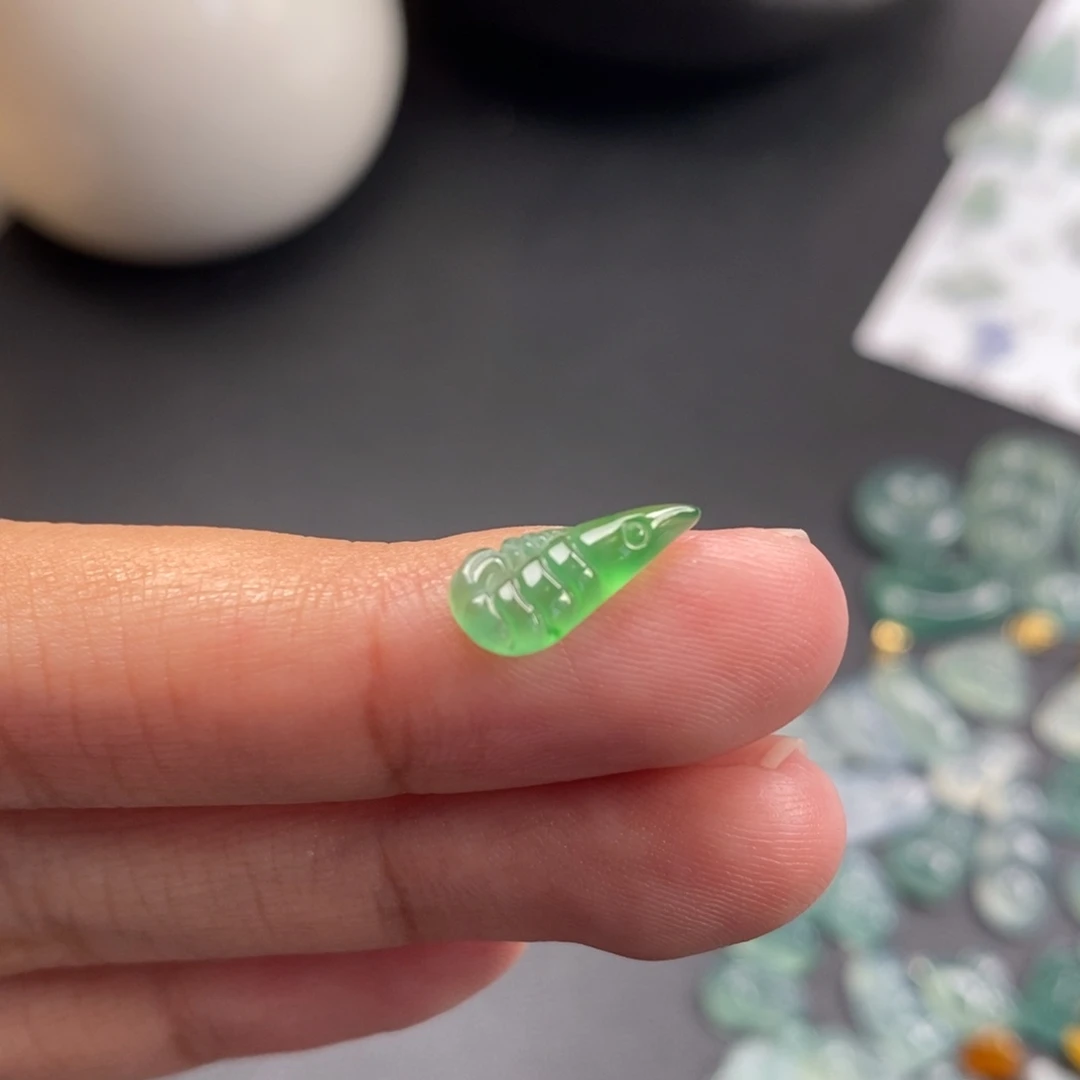 翡翠裸石甜绿虾米