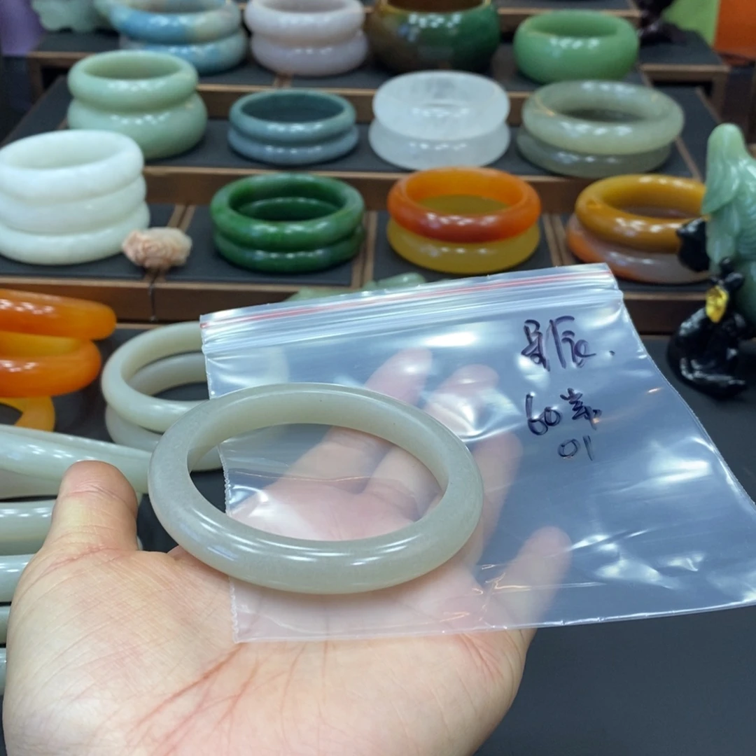 星***辰石英质玉手镯未镶嵌